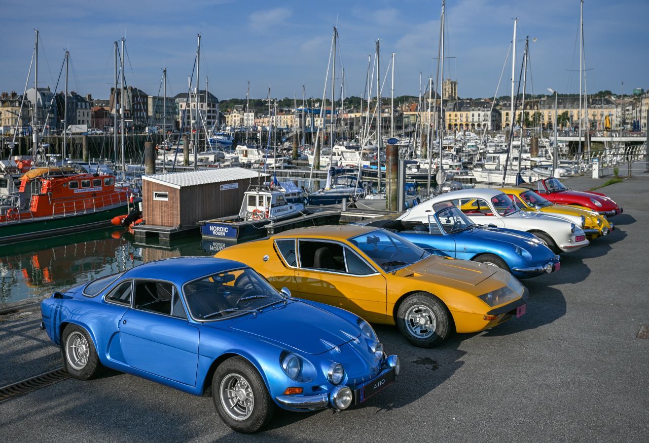 Die A110 im Hafen von Dieppe neben der A310, dem A110 Cabriolet und weiteren Marken-Präziosen.
