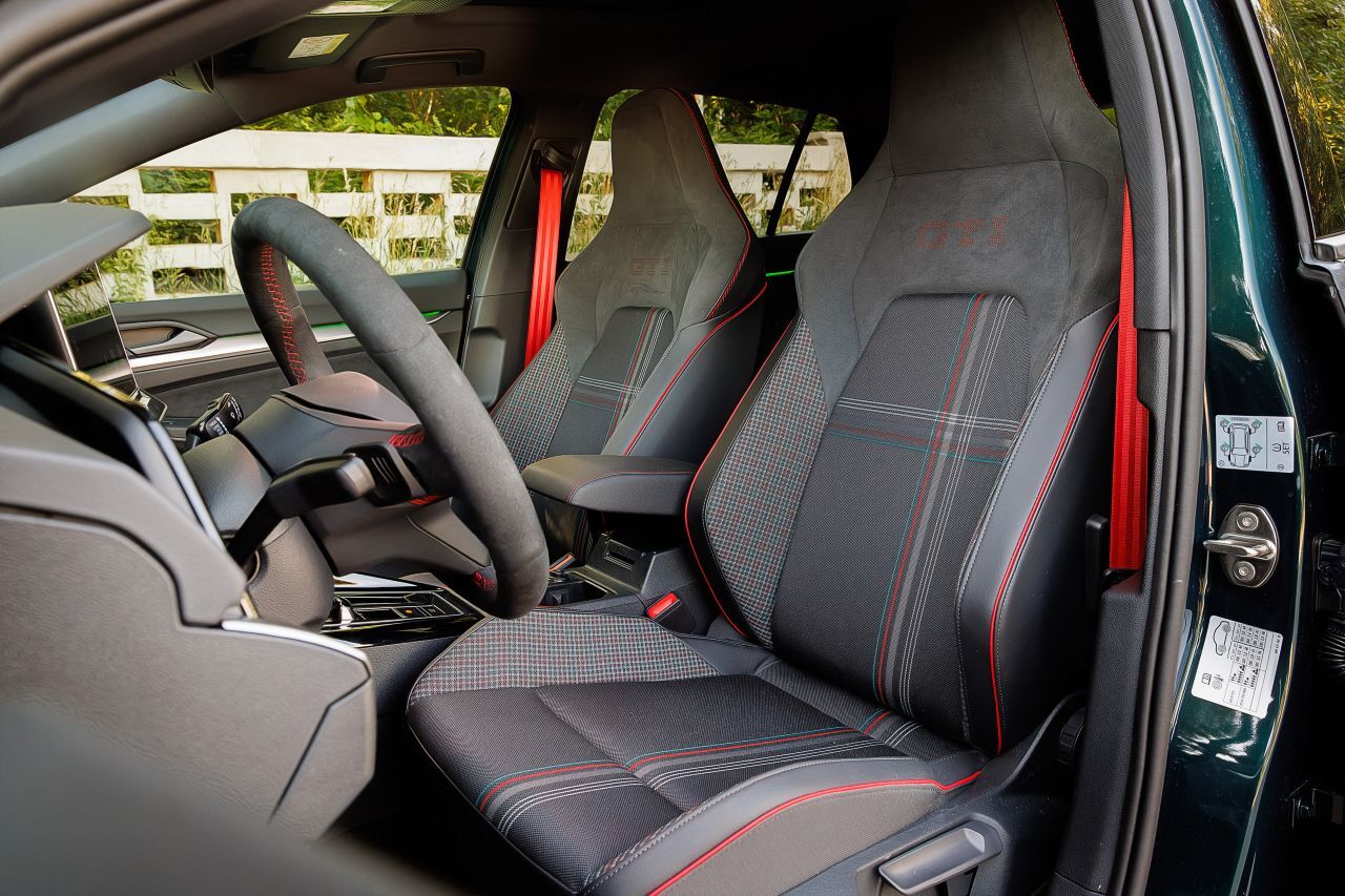 Den 50er des GTI feiern sehr coole Karo-Sitzbezüge. Ordentlicher Halt auch ohne im Alltag unbequeme Schalensitze.