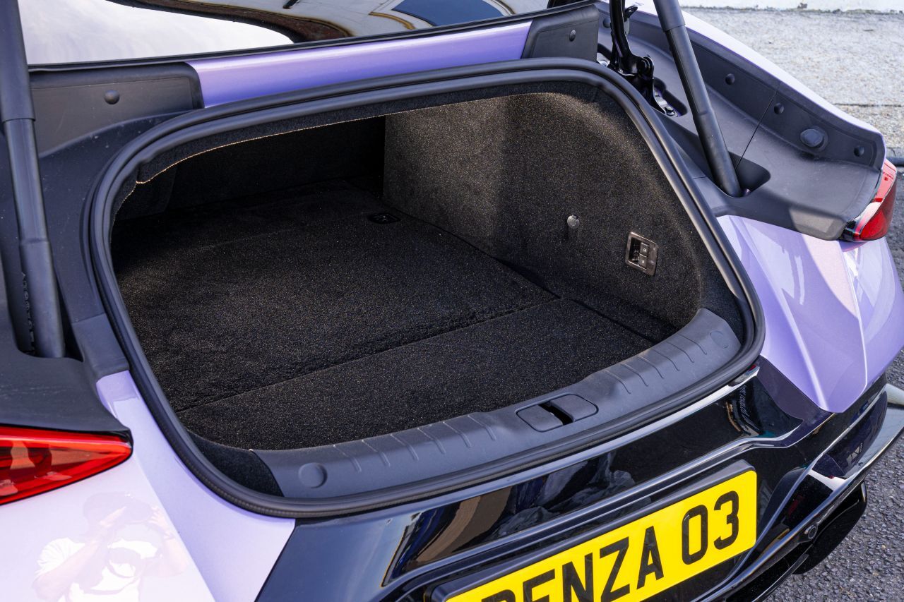 300 Liter Kofferraumvolumen, fast so viel wie ein B-SUV.