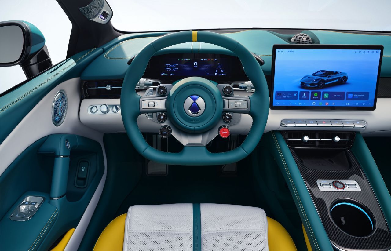 Im Cockpit herrscht ein gelungener Mix aus reduziertem Sportwagen-Fokus und Detail-Verliebtheit. Dazu kommt Mut zur Farbe.
