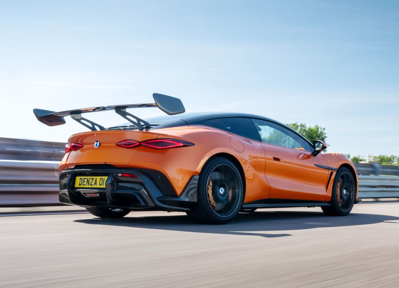 In der Racing-Variante – erkennbar am Heckflügel – durchschlägt der Denza Z die erste Hunderter-Marke nach 1,96 Sekunden und ist 350 km/h schnell.