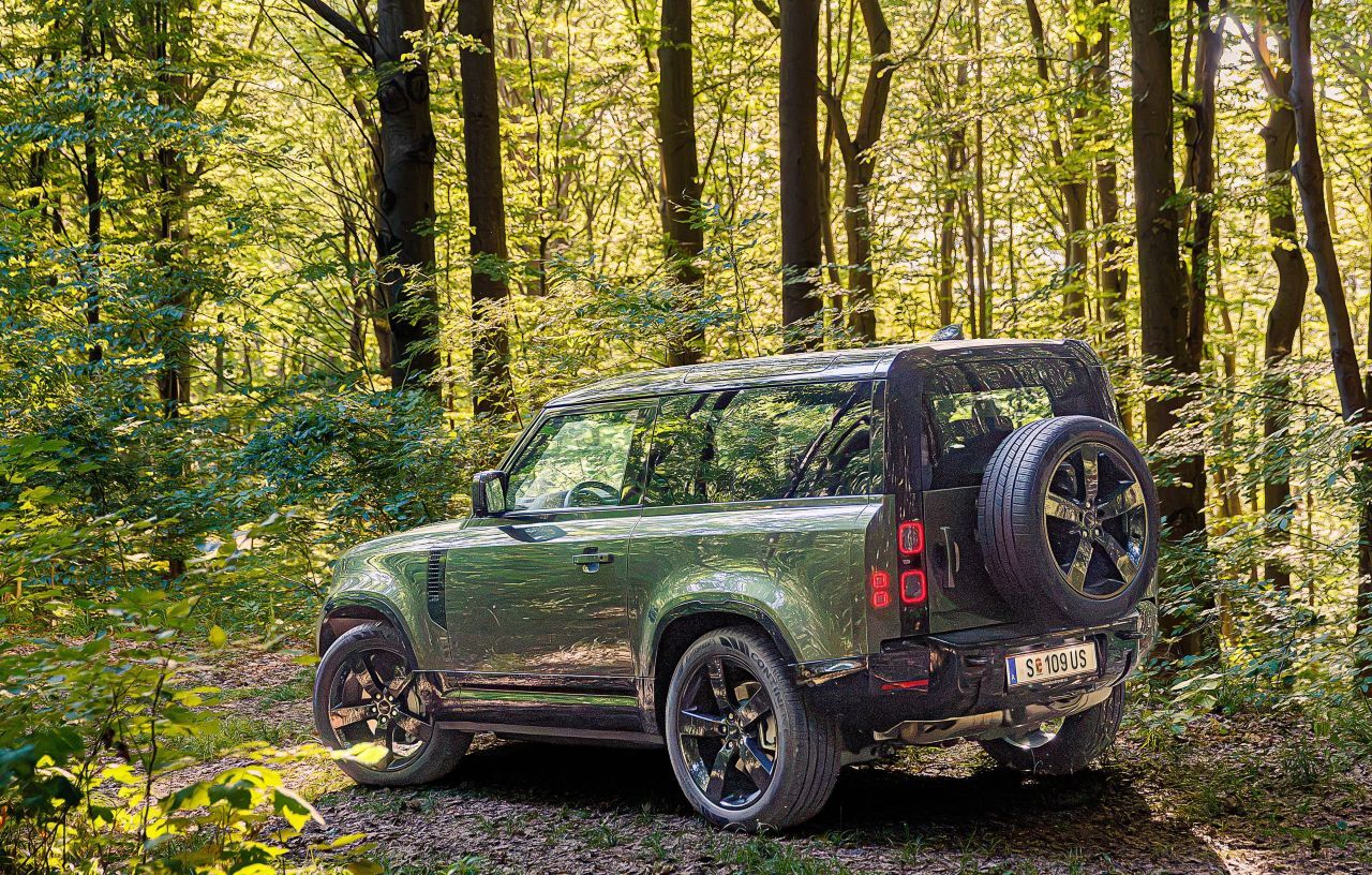 Fazit von Motorprofis-Tester Fabian Steiner: „Das mit 4,32 Metern Karosserielänge (ohne Reserverad) kürzeste Auto von Land Rover hat bei der Wendigkeit im Gelände, aber auch im Lifestyle einen Punkt: Es fühlt sich auch in der Stadt richtig wohl und schaut durch die nochmal geschärften Proportionen besonders gut aus. Die spektakulärste Leistung des Ninety ist sein Fahrstil: Als erster Dreitürer überhaupt fährt er nicht nur unglaublich gut durchs Gelände, sondern auch sehr gut auf der Straße.