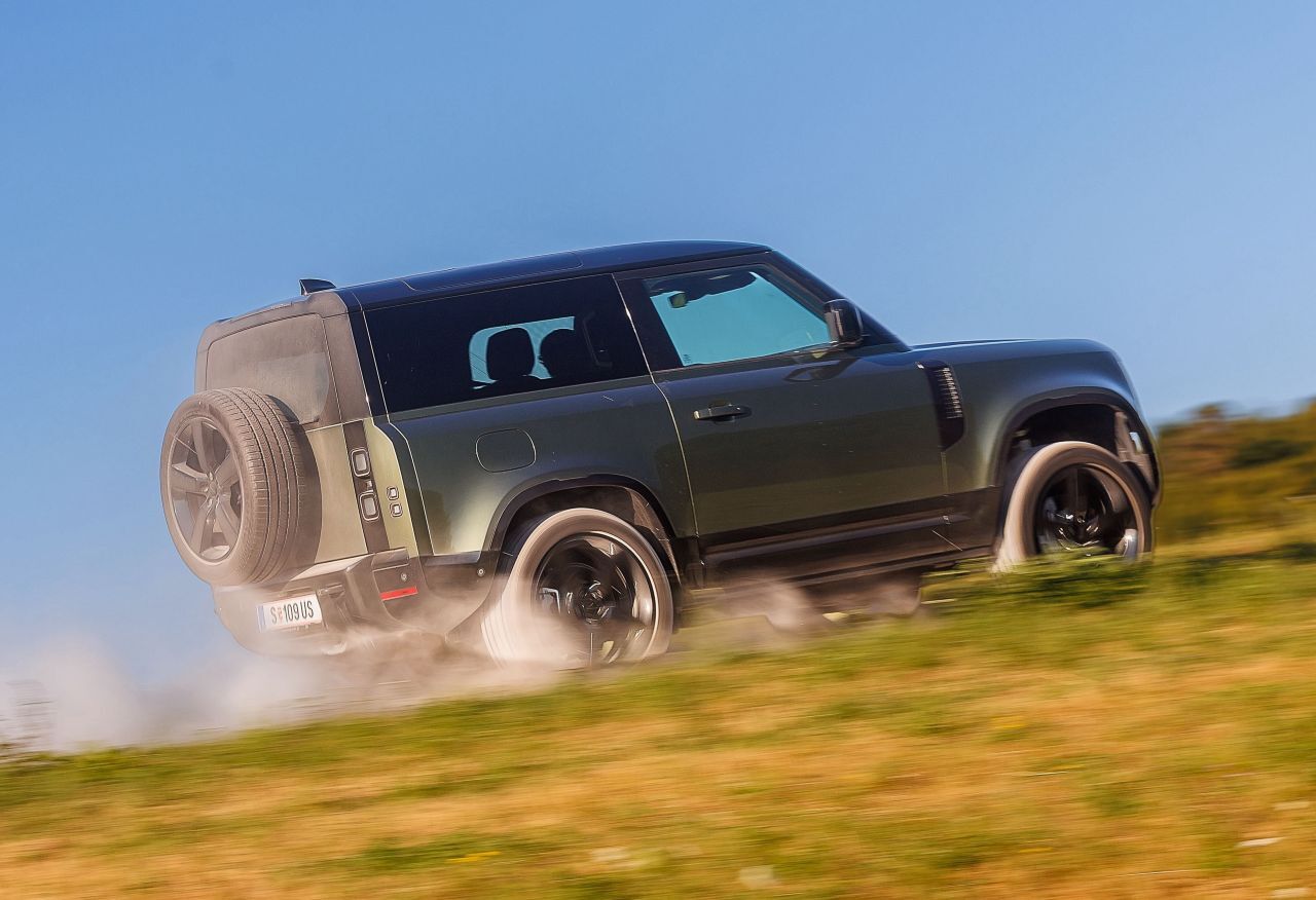 Nuancierte und fein verzahnte 4x4-Technik: Bei kraftvolle Beschleunigung auf Schotterwegen carvt der Ninety geschmeidig über den losen Untergrund.