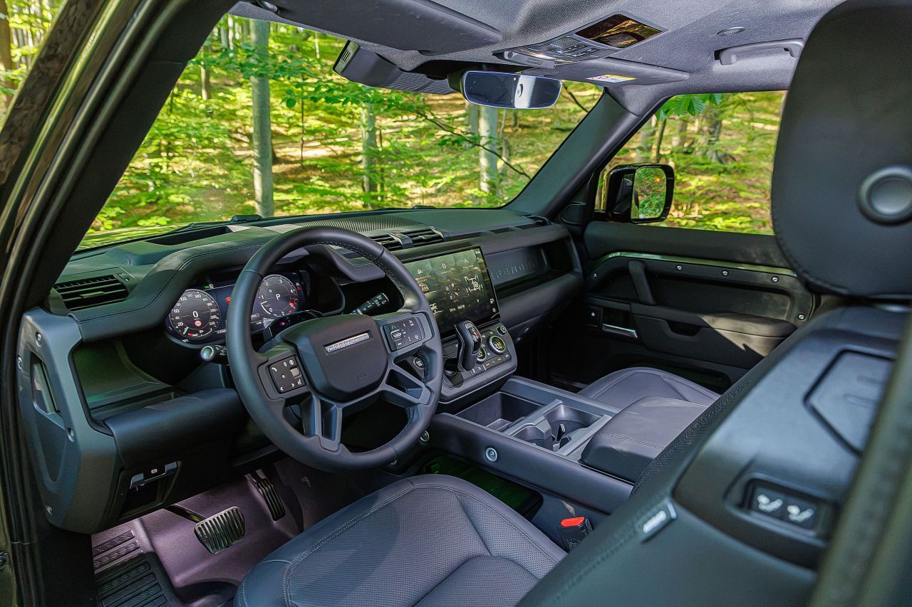 Der Defender 90 hat das gleiche Cockpit wie die längeren Modelle, und so eine Konstruktion gibt es in der Autobranche kein zweites Mal.