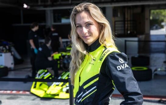 Sophia Flörsch im Interview über die Umstellung vom Formelsport auf die Rallye und ihre vielseitige Karriere. - Zwischen Aufschrieb und  Energiemanagement