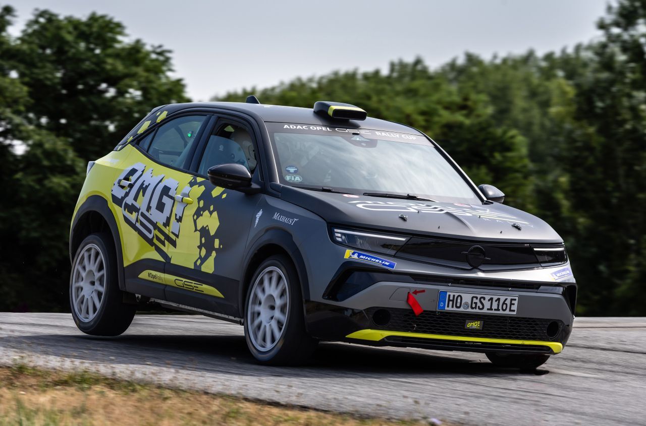 Mokka GSE: Batterie, Inverter, E-Motor grundsätzlich aus der Serie. Fahrwerk, Sicherheits-, und elektrische Rennarchitektur auf Racing zugeschnitten.