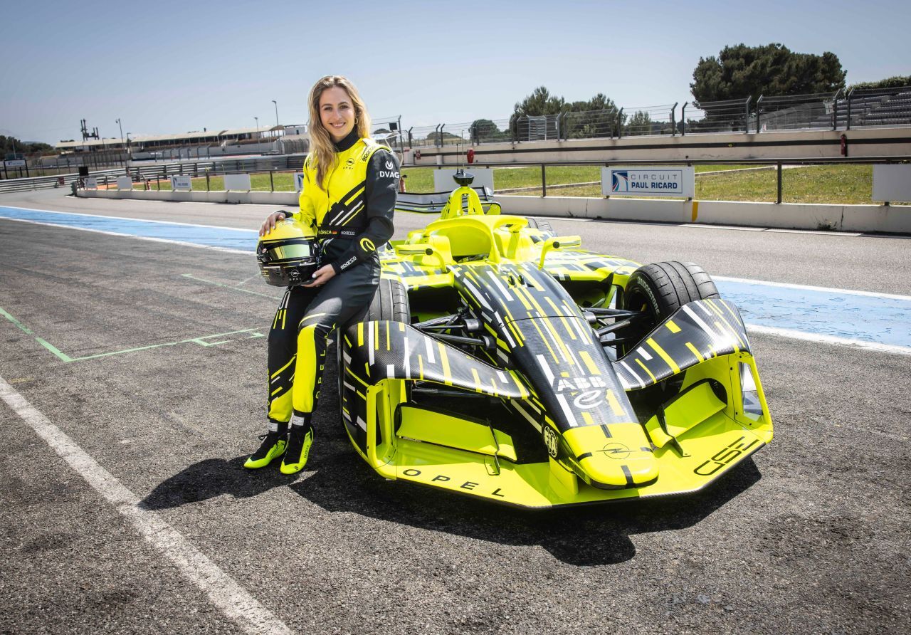 Als Test- und Entwicklungsfahrerin für das Formel-E-Programm von Opel arbeitet Sophia Flörsch „derzeit ungefähr jede zweite oder dritte Woche entweder auf der Teststrecke oder im Simulator.