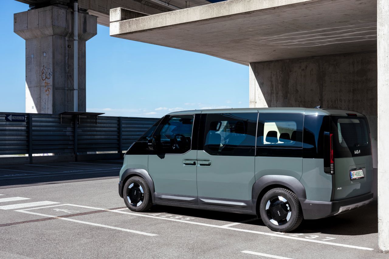 Im Querschnitt fast exakt quadratisch, im Aufbau strickt modular. Das Design ist auf den ersten Blick utopisch, bald aber einfach nur praktisch-modern.
