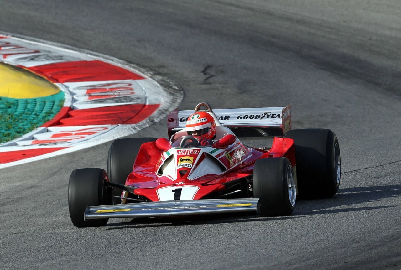 … und hier am Steuer bei der Legenden-Parade am Red Bull Ring.