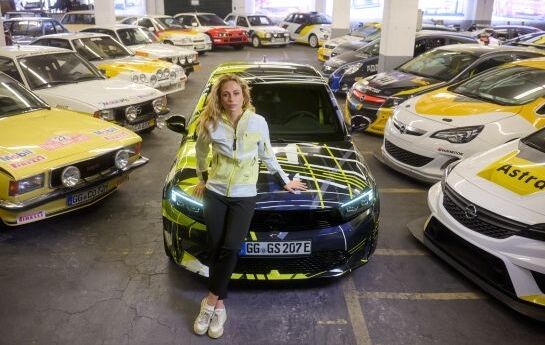 Sophia Flörsch zählt zu den bekanntesten deutschen Rennfahrerinnen und ist als Test- und Entwicklungsfahrerin für Opel im Einsatz. - Sophia Flörsch,  Rennfahrerin