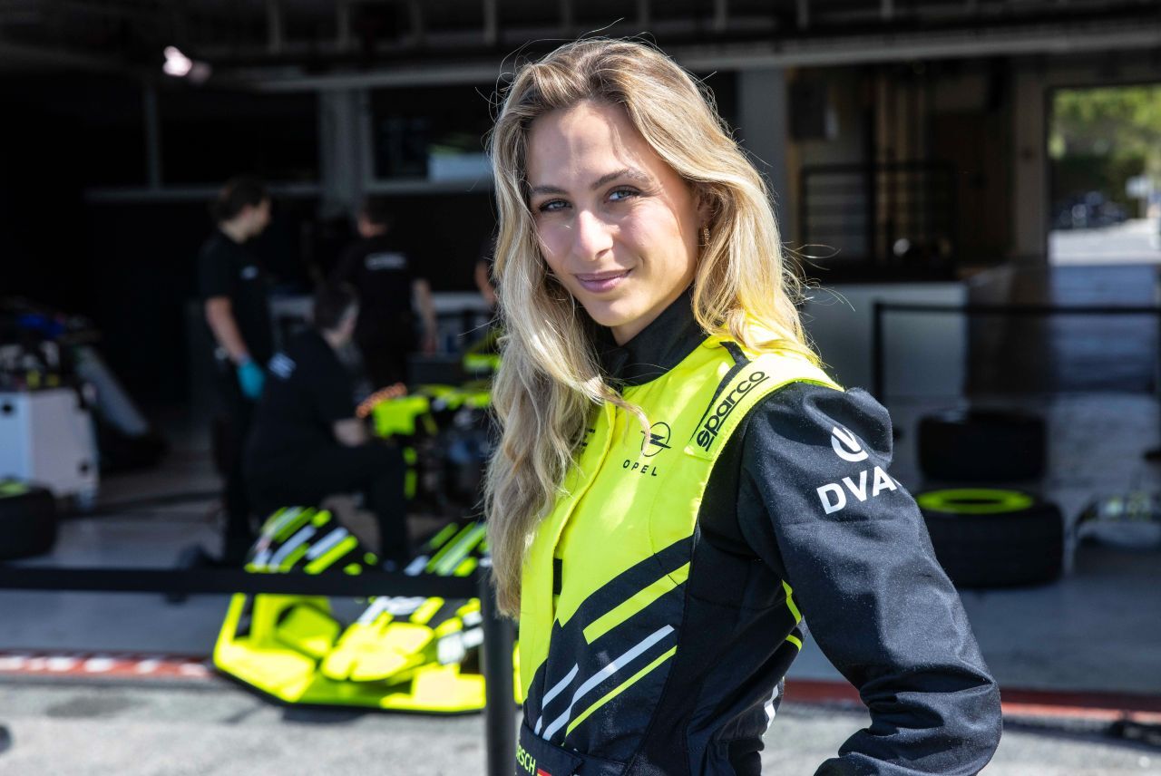 Als Test- und Entwicklungsfahrerin arbeitet Sophia Flörsch am Formel-E-Programm von Opel. Der Hersteller nimmt ab der Saison 2026/27 als Werksteam …