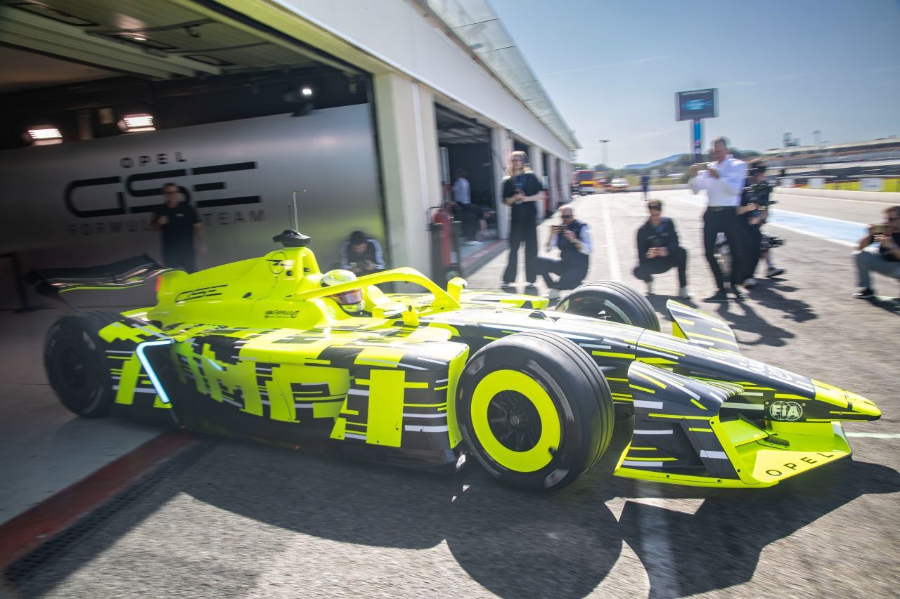 … erstmals an der ABB-FIA-Formel-E-Weltmeisterschaft teil. Die GEN4-Rennwagen haben im Qualifying- und Attack-Modus haben über 800 PS.