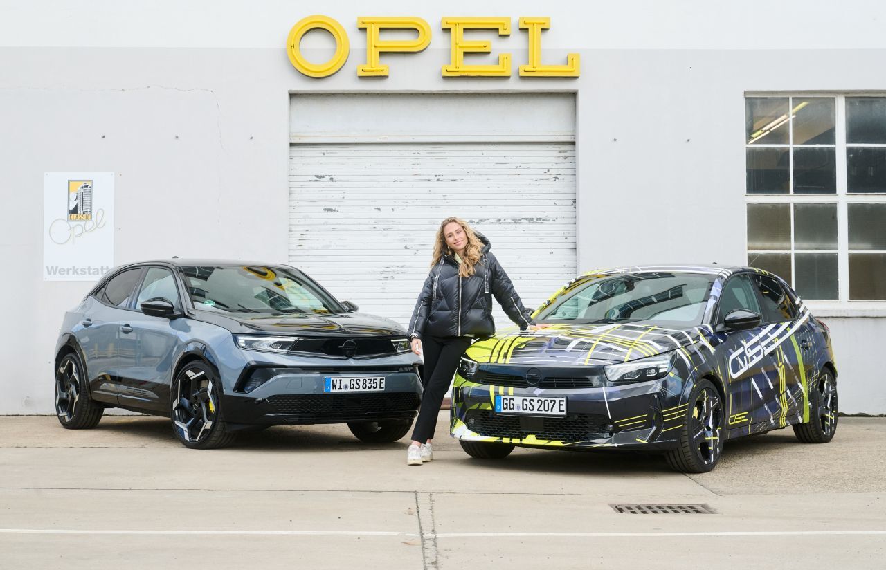 Elektrische Performance für Fortgeschrittene: Aktuell fährt Sophia Flörsch den Mokka GSE mit 281 PS (links). Der Corsa GSE (rechts) kündigt sich schon an.