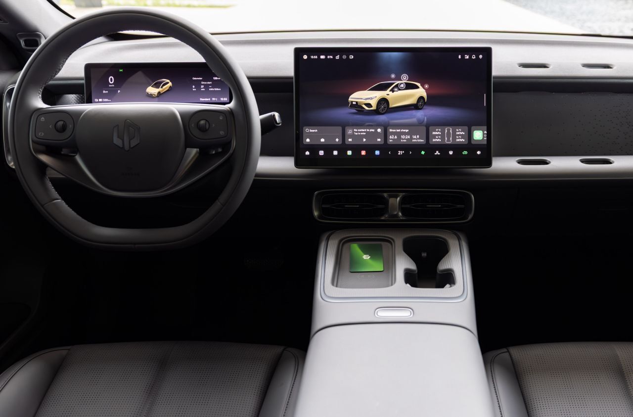 Innen setzt Leapmotor klar auf digitale Bedienung. Vor dem Fahrer sitzt ein 8,8-Zoll-Instrumentendisplay, in der Mitte dominiert ein 14,6-Zoll-High-Definition-Touchscreen.