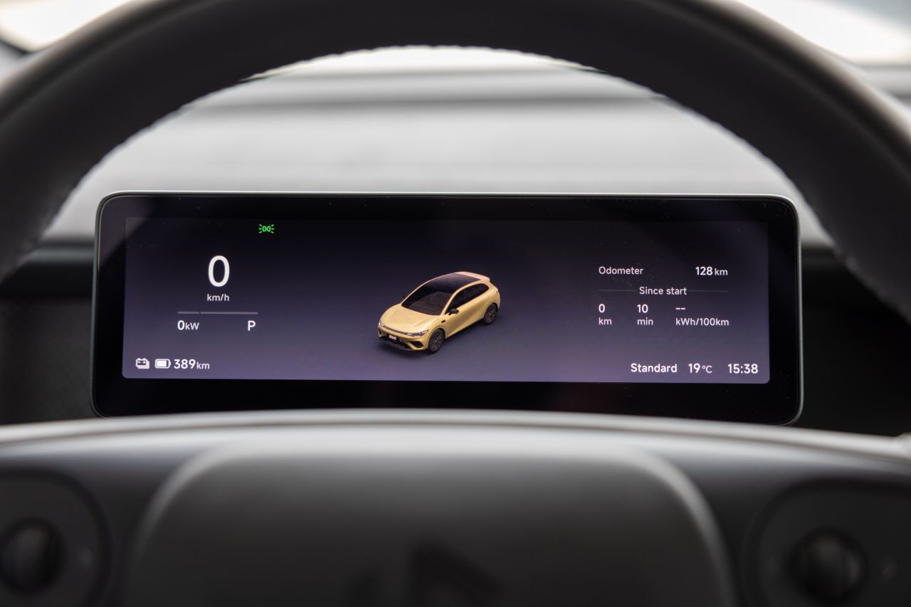 Die Schrift am Fahrerdisplay ist relativ klein.