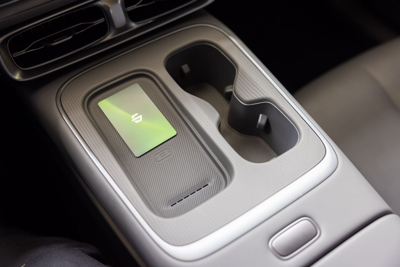 Das Auto ist breit, und die Mittelkonsole auch.