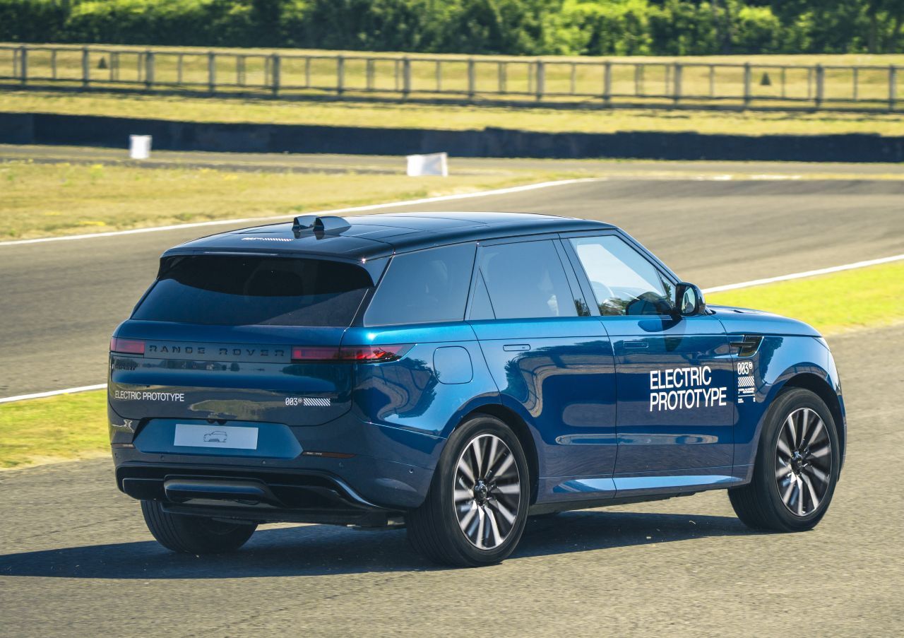 Der Range Rover Sport Electric wird Ende September vorgestellt und im Dezember 2026 in den deutschsprachigen Märkten eintreffen.