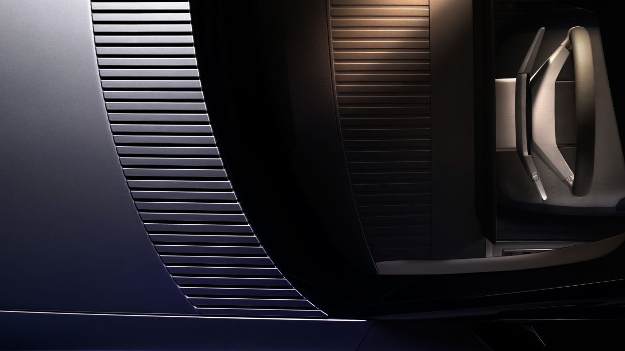 Verbindung vom Armaturenbrett zur Motorhaube mit Klaviertasten-Design.