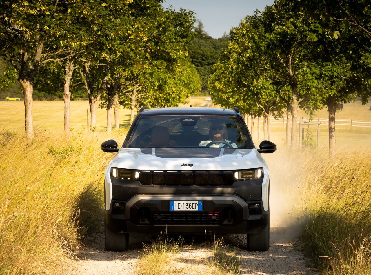 Fazit von Motorprofis-Tester Fabian Steiner: „Der speziell entwickelte und nur bei Jeep eingesetzte Motor an der Hinterachse macht den Compass 4xe zu einem besseren Kletterer als die meisten SUVs, mit stolzen 375 PS und gelungener Abstimmung aber auch zu einem sportivem Auto auf der Straße.