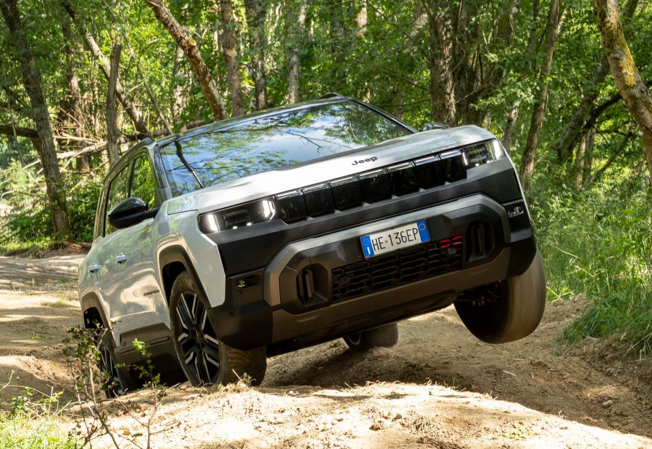 Sieben schwarze Rechtecke mit LED-Beleuchtung erinnern auch im Elektro-Zeitalter an den klassischen Jeep-Kühlergrill mit ebenso vielen Lüftungsschlitzen.