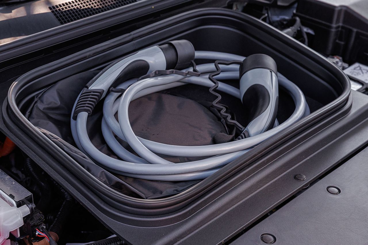 Der Stauraum unter der Motorhaube ist klein, das Ladekabel hat aber Platz.