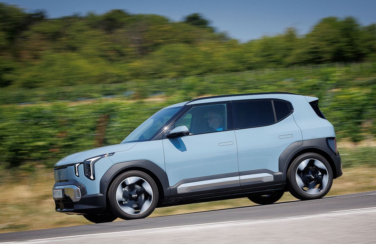 Kia überträgt das geräumige Box-Design größerer Modelle auf die kleine Klasse – wobei der EV2 gefälliger und herziger gezeichnet ist.