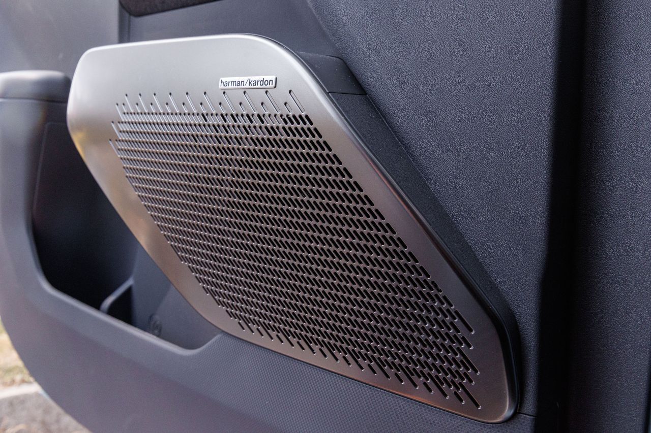 Soundsystem von Harman Kardon, für die kleine Klasse ziemlich gut.