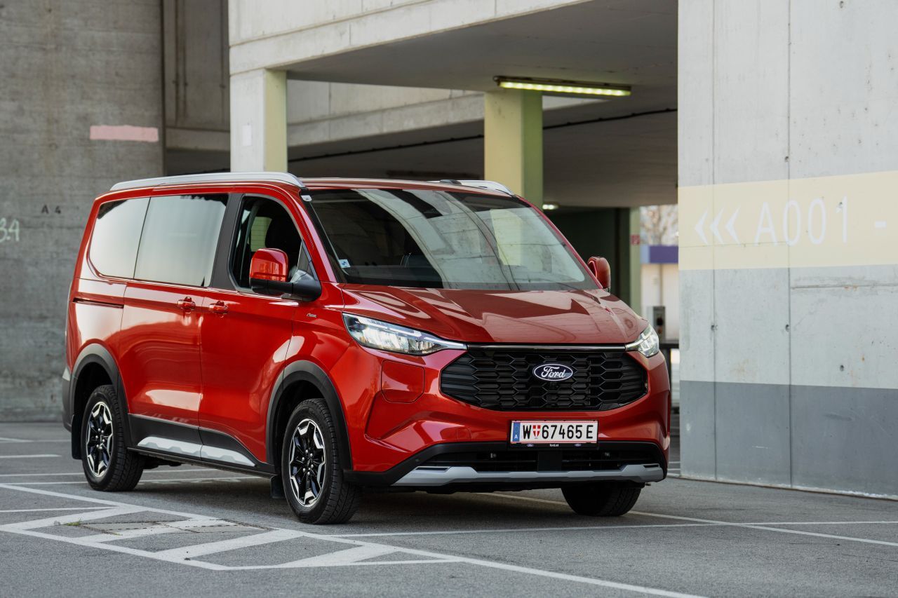 Der Tourneo Custom stylt sich vorne nun wie ein moderner Van: Das Design macht mit der neuen Generation einen großen Sprung.