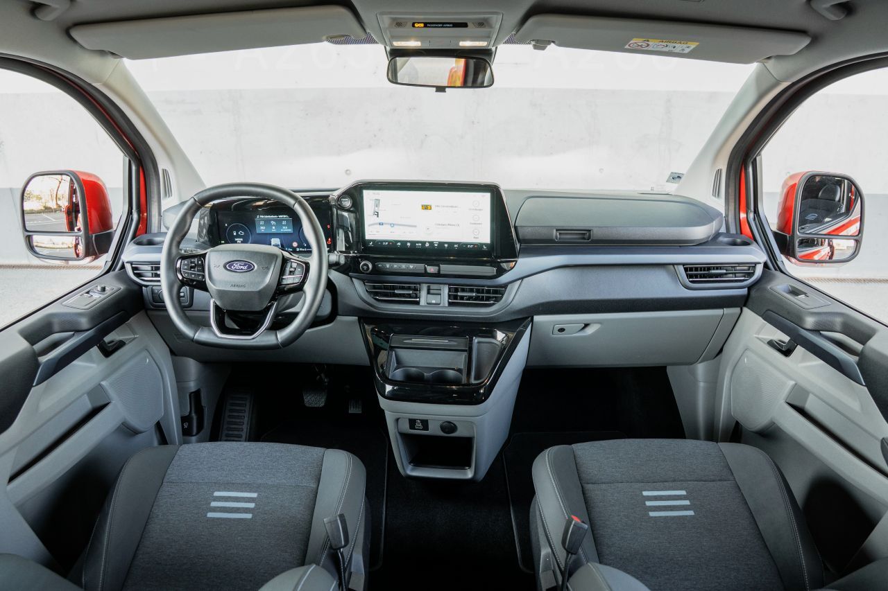Umfangreiches Digitalequipment, solide Materialien und (nicht im Bild) angenehme Armlehnen: Das neue Cockpit bringt den Innenraum an Pkw-Niveau heran.