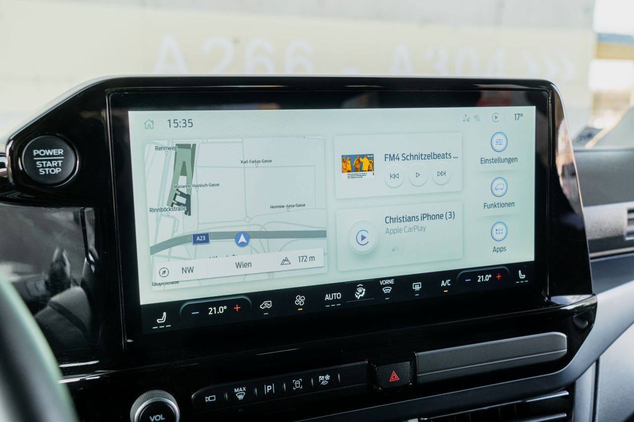Großer Touchscreen in der Mitte: Die Software ist modern und logisch.