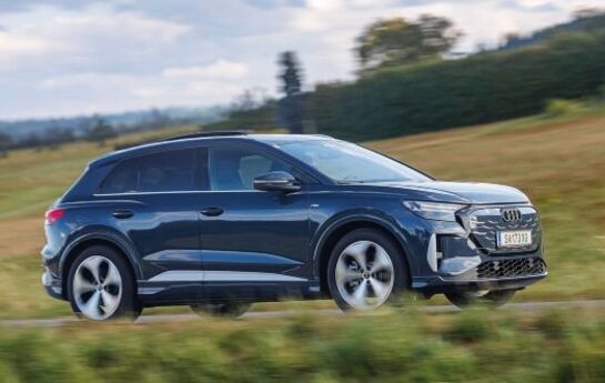 Im Audi Q4 kann sich die bürgerliche Kundschaft auf dezente Art schick machen und am motivierten 300-PS-Allradantrieb erfreuen. - Die bürgerliche Mitte