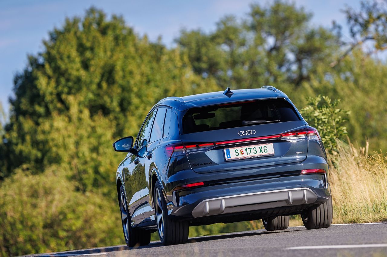 Die 300-PS-Allrad-Variante ist ein ebenso abgeklärtes wie motiviertes Auto, es legt fest entschlossen, aber nicht hektisch los.