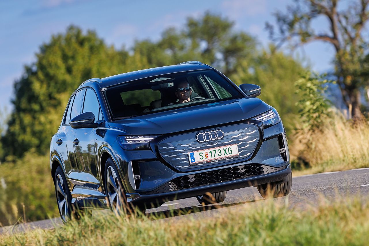 Fazit von Motorprofis-Tester Fabian Steiner: „Fährt insbesondere mit dem motivierten 300-PS-Allradantrieb wie ein Audi, also vor allem aus Sicht sportiver Fahrer besser als die meisten anderen in seiner Klasse. Durch den sparsamen Antrieb ergeben sich Reichweiten, die einen reibungslosen Umstieg auf Elektromobilität ermöglichen. Stilistisch das bürgerliche Angebot im Segment, mit dem man sich auf dezente Art schick machen kann.