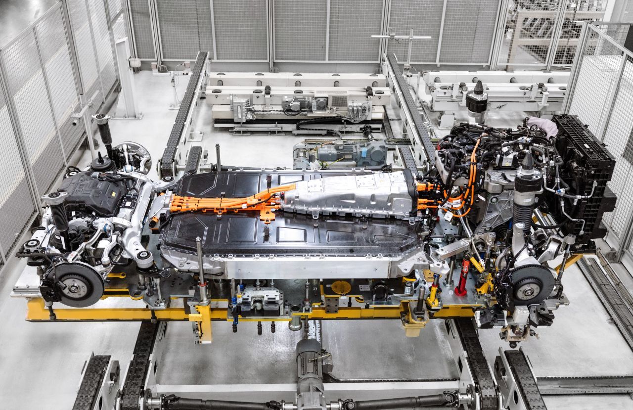 … Lithium-Ionen-Double-Stack-Akkupack kommt auf eine Batteriekapazität von 118,5 kWh. Die Geländeeigenschaften inklusive 900 Millimeter …