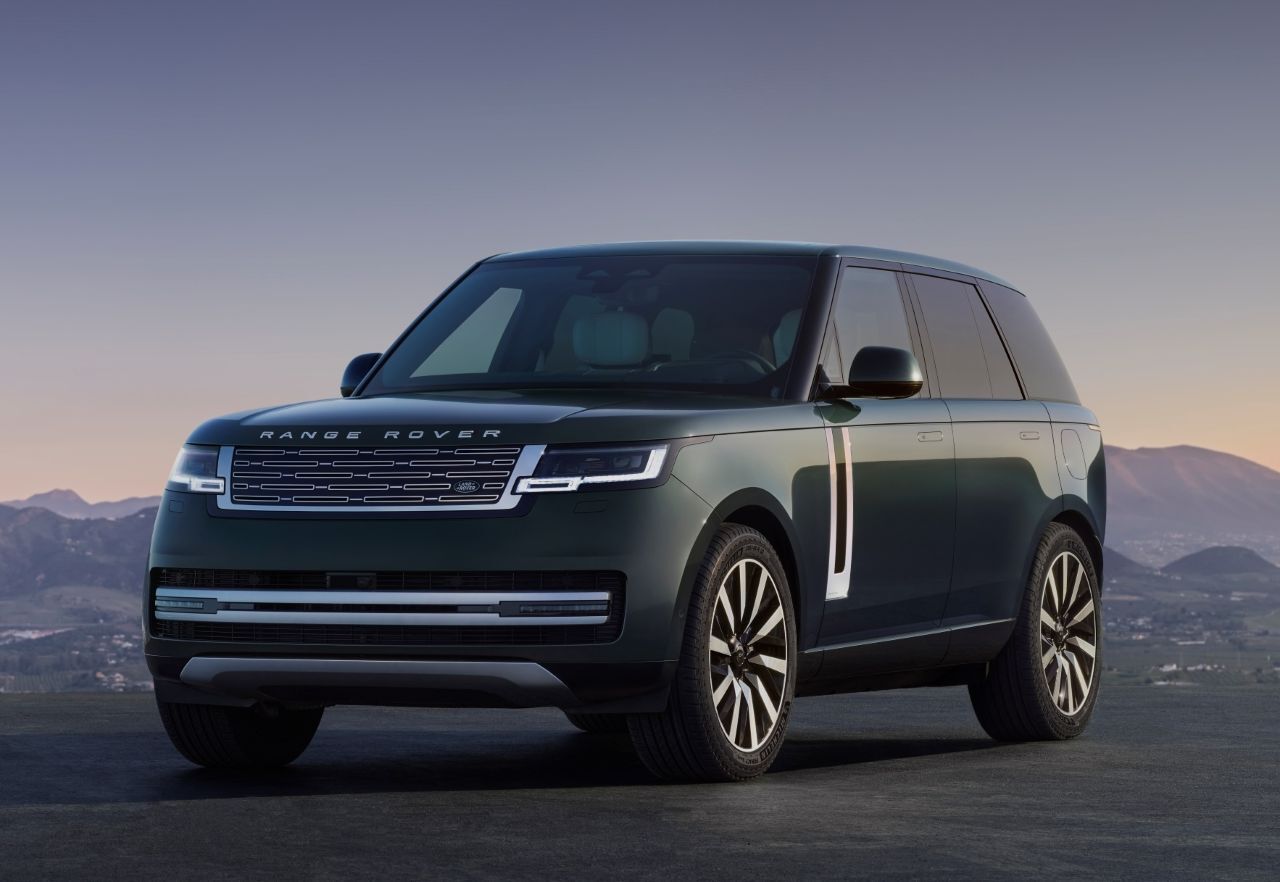 Fazit von Motorprofis-Tester Fabian Steiner: „Noch ein bisschen leiser, stärker und reaktionsschneller als die V8-Modelle sein. Weil das Design der Luxusikone unangetastet bleibt, ist es auch optisch ein geräuschloser Umbruch. Die zweitgrößte Batterie am Markt sorgt für 600 Kilometer WLTP-Reichweite.