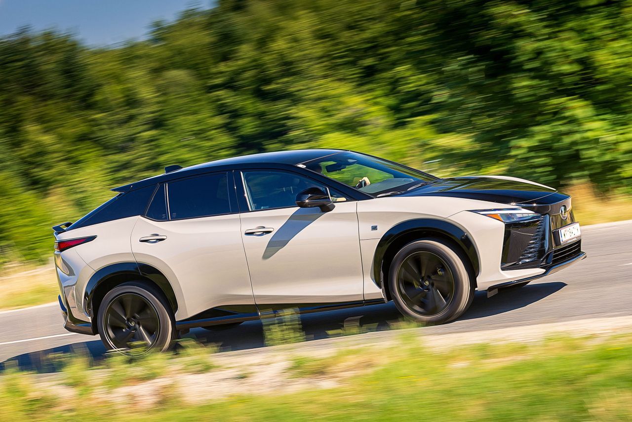 Im Lexus RZ debütiert Steer-by-Wire, eine elektronische Lenkung. Es gibt keine mechanische Verbindung mehr zwischen …