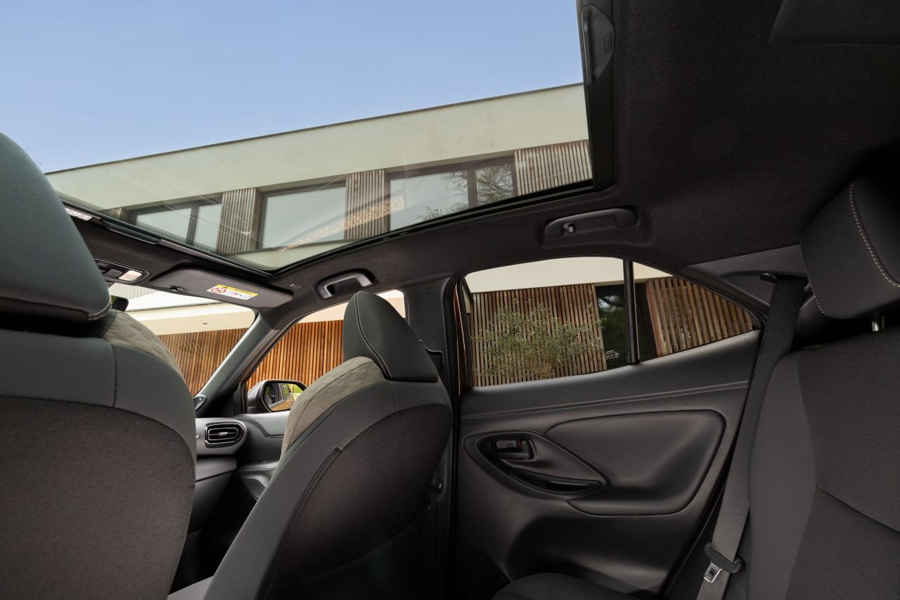 Das Panoramaglasdach mit manueller Blende kostet 650 Euro und ist an das 1.800-Euro-Premiumpaket mit Head-up-Display, JBL-System und Co. gekoppelt.