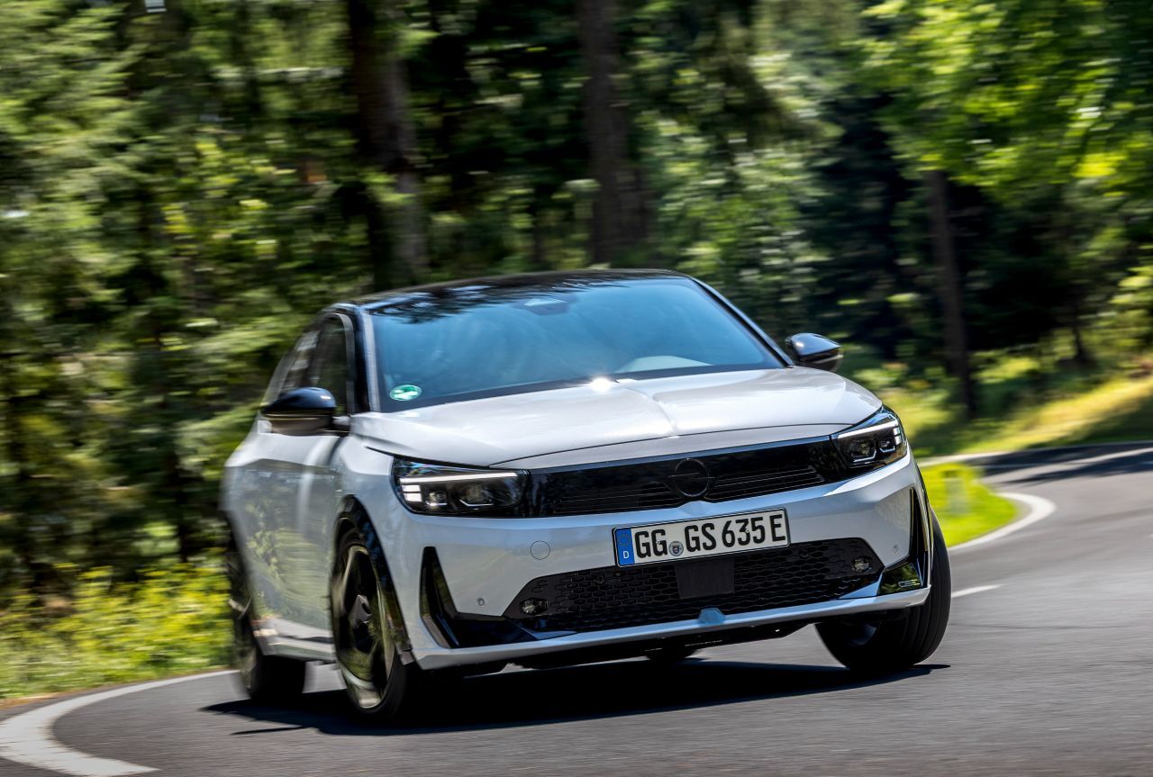 Ein Sperrdifferenzial sorgt für Traktion aus Kurven heraus. Auch von 0 auf 100 km/h ist der Corsa GSE schneller als jeder andere Serien-Opel.