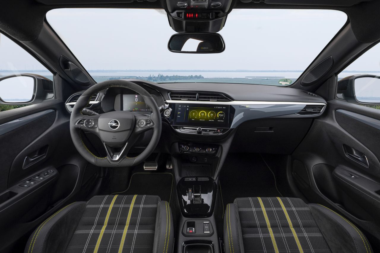 Klare Designakzente im Corsa GSE-Cockpit: Gelb, Weiß, Grau und Schwarz sind die Opel-Motorsportfarben.
