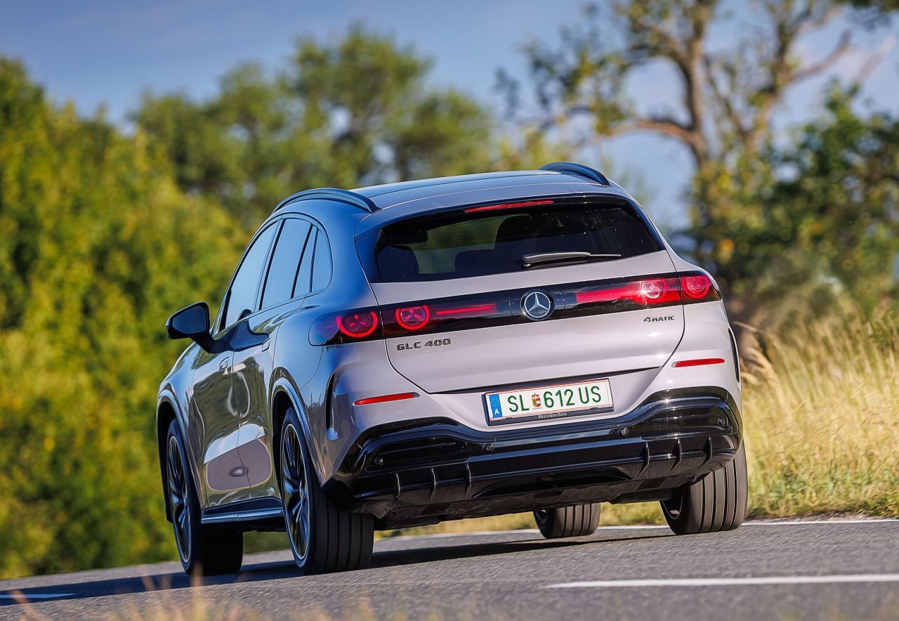 Voll motiviert: Dem GLC ist deutlich anzumerken, dass Mercedes im heißlaufenden Transformationswettbewerb zum E-Auto dringend voll auftrumpfen will.