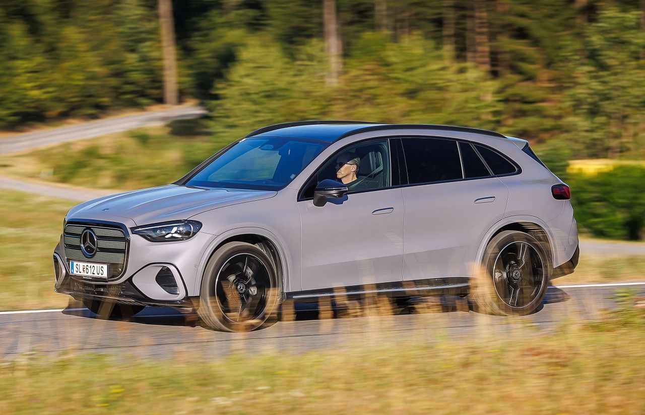 4,85 Meter Länge, fast drei Meter Radstand: Der elektrische GLC wirkt mächtig und langgezogen, gefühlt auch höher positioniert als das Verbrenner-Modell.