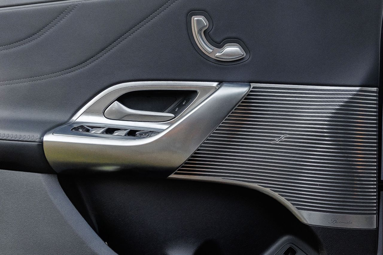 Elegant geschwungenen Burmester-Metallboxen, grandioses Klangerlebnis