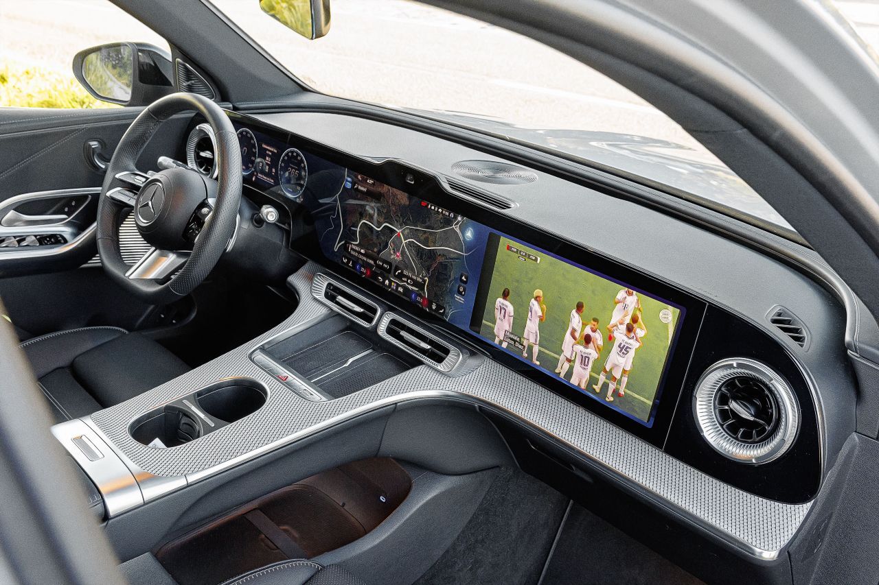 Für den Beifahrer bricht eine neue Zeit mit mehr Mitbestimmung und Vergnügen an, er kann auf seinem riesigen Touchscreen auch Bayern-Spiele schauen.