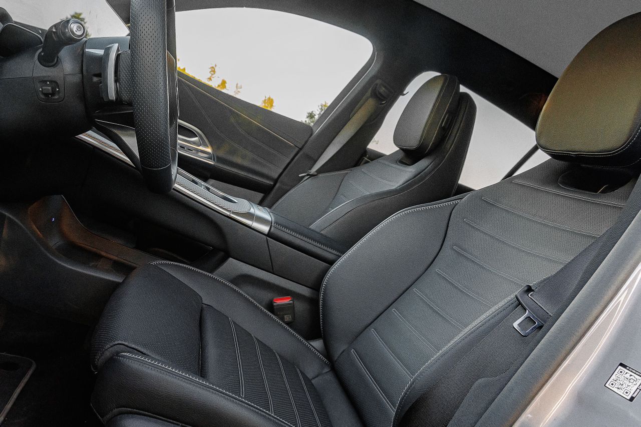 Großzügige Platzverhältnisse und Mercedes-Stärken in altbekannter Form: Große Sitze, auf denen man auch nach vielen Stunden gut sitzt.