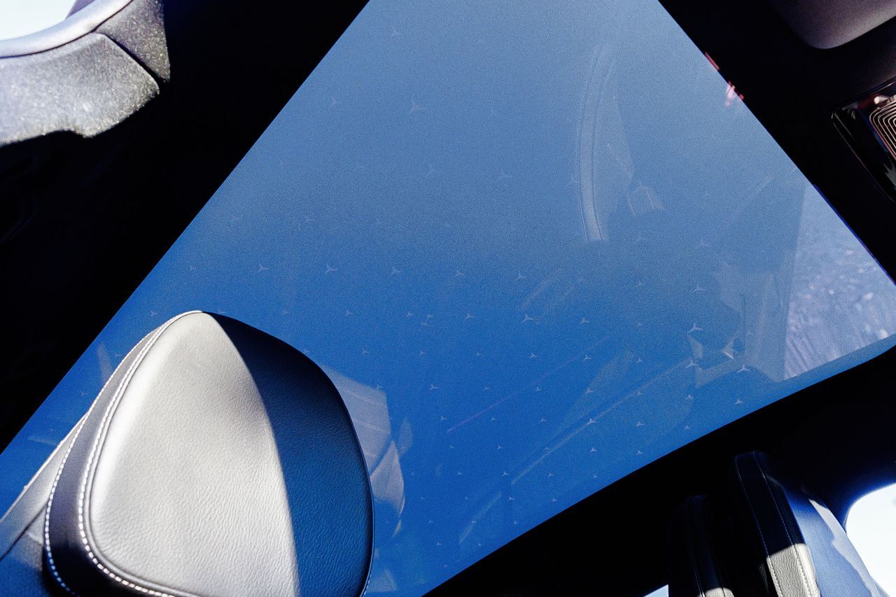 Nicht nur bei Rolls-Royce: Panoramadach mir Sternenhimmel-Projektion.