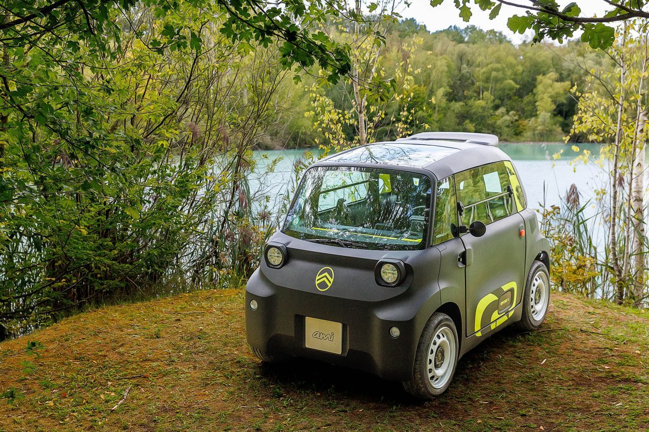 Von der coolen Surfwear inspiriert, steht der Citroën Ami Rip Curl mattschwarz auf der Straße, vor dem See oder auf dem staubigen Dünenparkplatz.