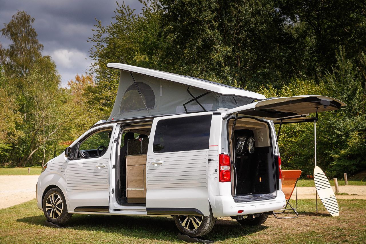 Citroën Holidays an – ein Camper-Van auf Basis des Space Tourer mit kurzem Radstand, der …