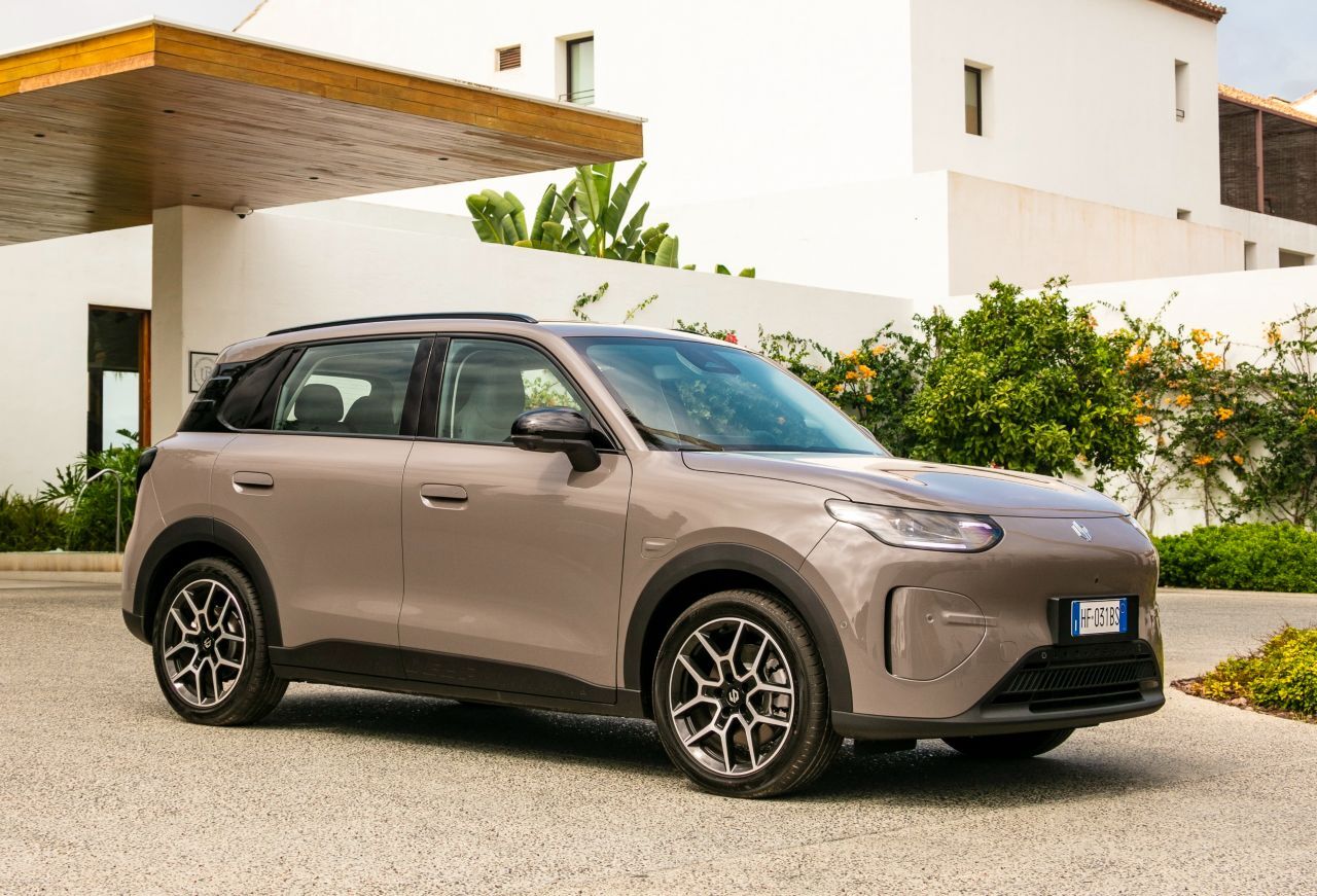 Fazit von Motorprofis-Tester Michael Andrusio: „Kompaktes Elektroauto, das vor allem mit seinen pfiffigen Detaillösungen überrascht. Mit dem Elektroantrieb fährt der Leapmotor leise und komfortabel und erweist sich auch sonst als unkompliziertes Kompakt-SUV. Nach Art des Hauses Leapmotor zum fairen Preis angeboten