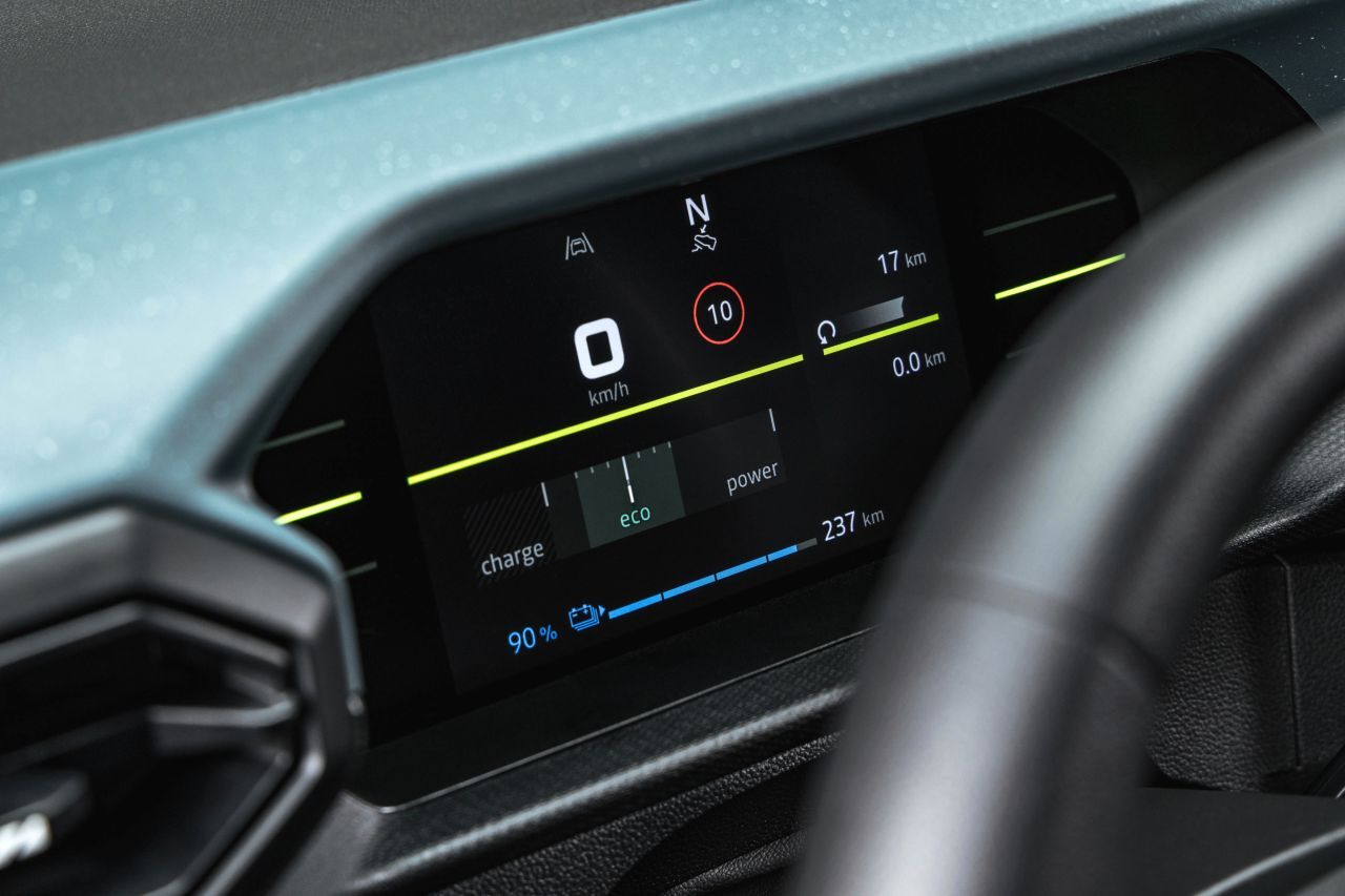 … ein 7-Zoll-Fahrer-Display und …