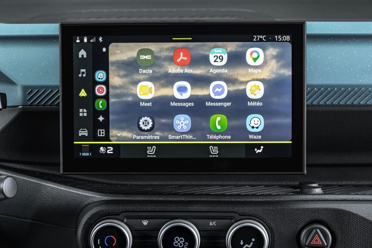 … (in der höheren Ausstattung) ein 10-Zoll-Multimedia-Touchscreen integriert.